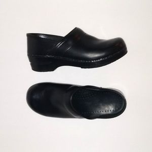 dansko clogs narrow width